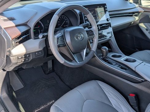 Used 2019 Toyota Avalon Limited image 14