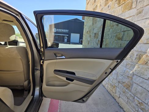 Used 2010 Honda Accord LX image 10