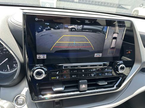 Used 2021 Toyota Highlander Limited FWD image 18