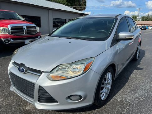 Used 2014 Ford Focus SE FWD image 2