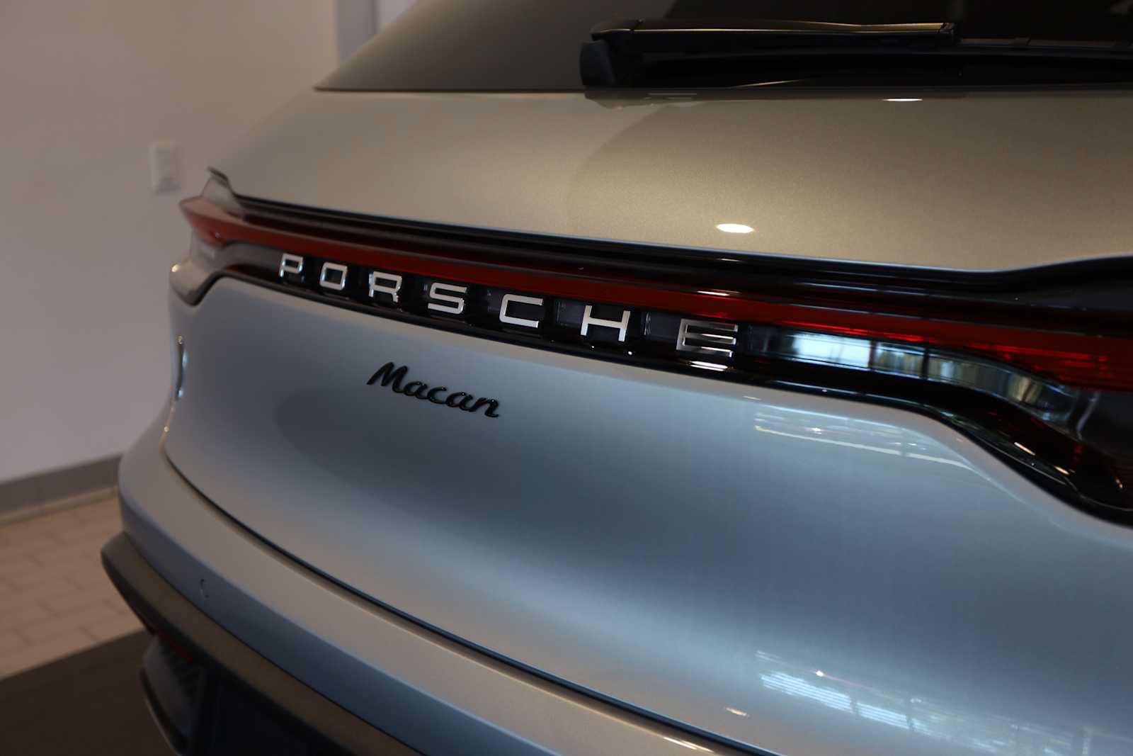 Used 2025 Porsche Macan AWD/4WD image 14