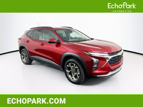 Used 2025 Chevrolet Trax LT image 1