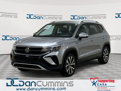Used 2024 Volkswagen Taos SE FWD image 1