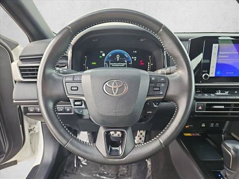 Used 2025 Toyota Camry SE FWD image 13