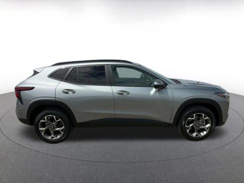 Used 2025 Chevrolet Trax LT FWD image 13