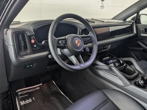 Certified 2025 Porsche Cayenne Coupe image 4