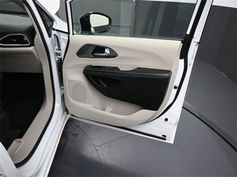 Used 2024 Chrysler Pacifica Touring-L image 11