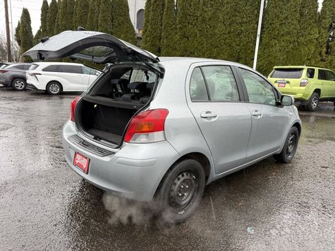 Used 2011 Toyota Yaris 4-Door Hatchback image 11