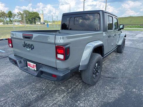 Used 2022 Jeep Gladiator Overland AWD/4WD image 12