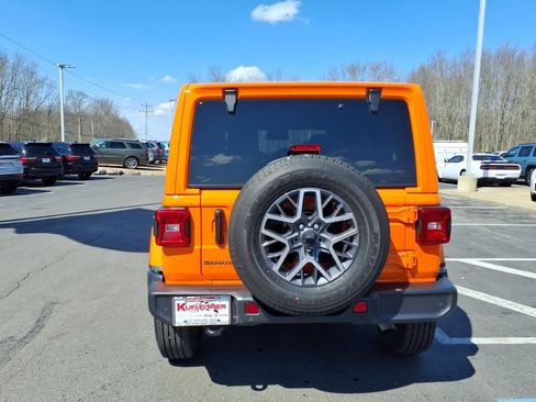 Used 2025 Jeep Wrangler Unlimited Sahara AWD/4WD image 7