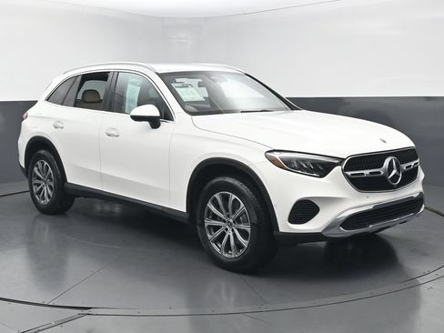 Used 2025 Mercedes-Benz GLC 300 4MATIC image 3