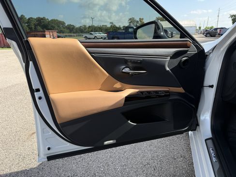 Used 2025 Lexus ES 350 w/ Premium Package FWD image 11
