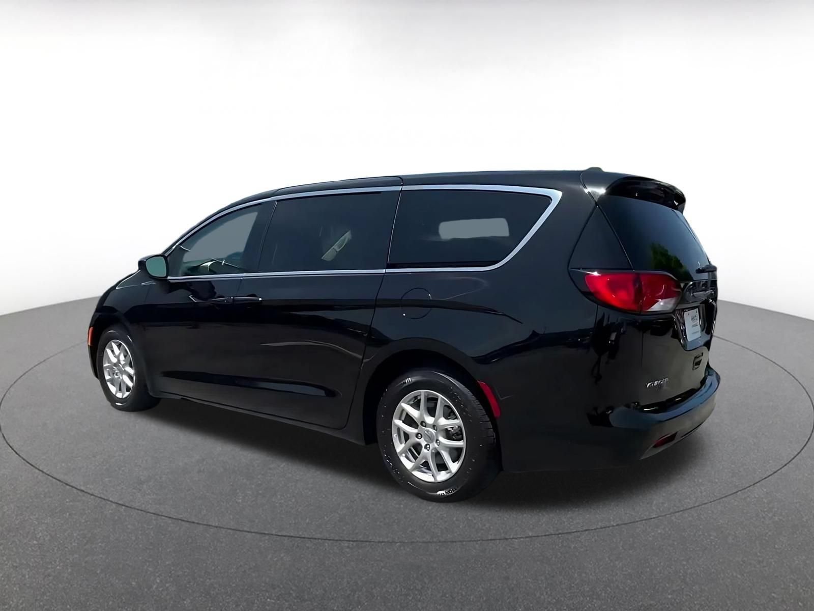 Used 2024 Chrysler Voyager LX FWD image 9