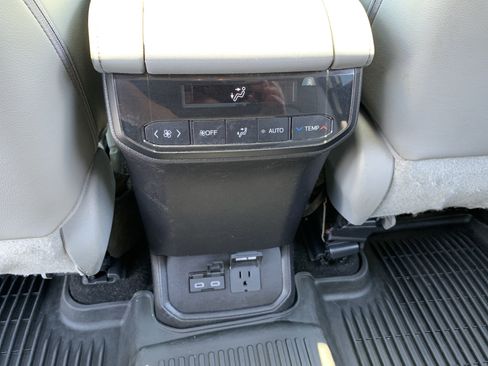 Used 2023 Toyota Highlander Limited FWD image 29