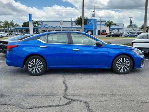 Used 2025 Nissan Altima 2.5 SV FWD image 8