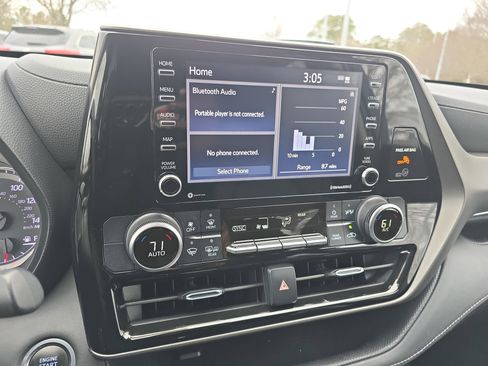 Used 2021 Toyota Highlander L image 19