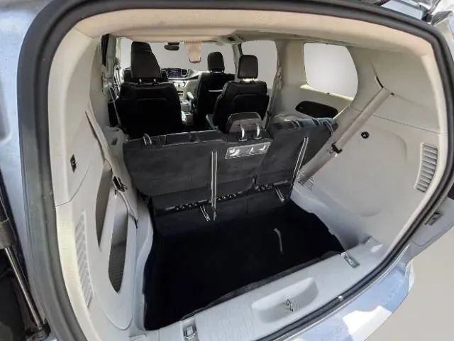 Used 2019 Chrysler Pacifica Touring-L Plus FWD image 19