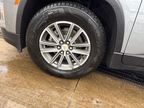 Used 2023 Chevrolet Traverse LT image 12