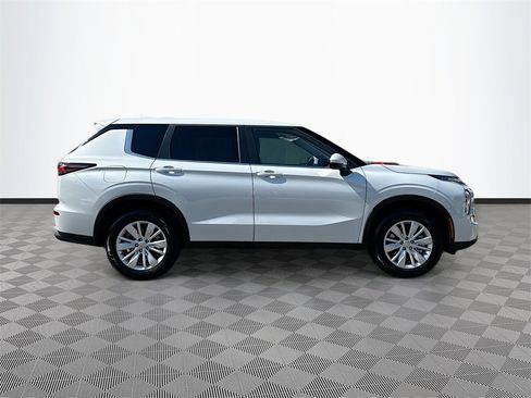 New 2025 Mitsubishi Outlander ES image 4