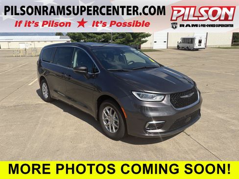 Used 2023 Chrysler Pacifica Touring-L FWD image 1