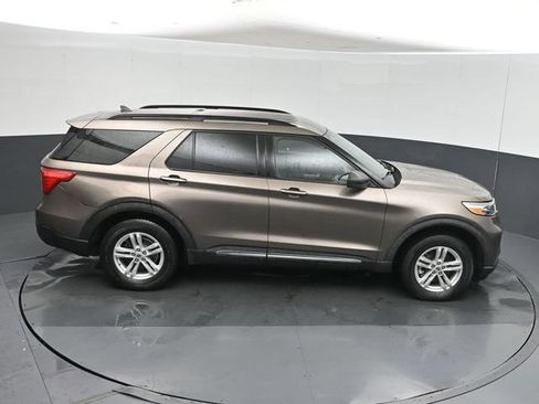 Used 2021 Ford Explorer XLT w/ Equipment Group 202A AWD/4WD image 44