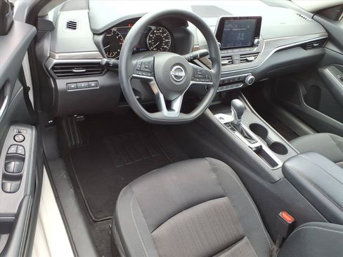 Used 2025 Nissan Altima 2.5 SV FWD image 19