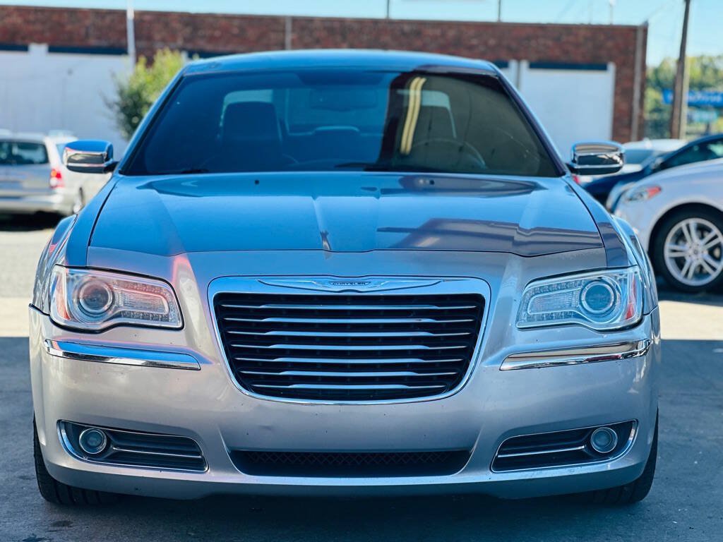 Used 2013 Chrysler 300 C RWD image 2