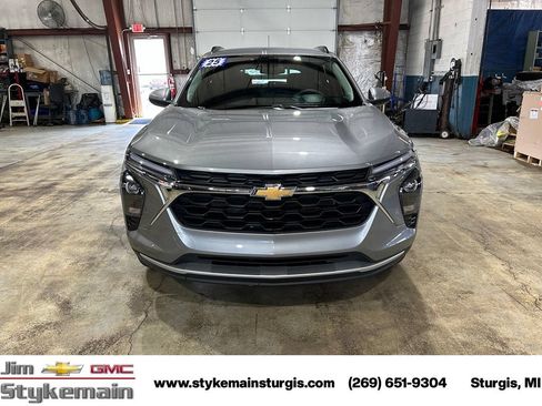 Used 2025 Chevrolet Trax LT FWD image 10