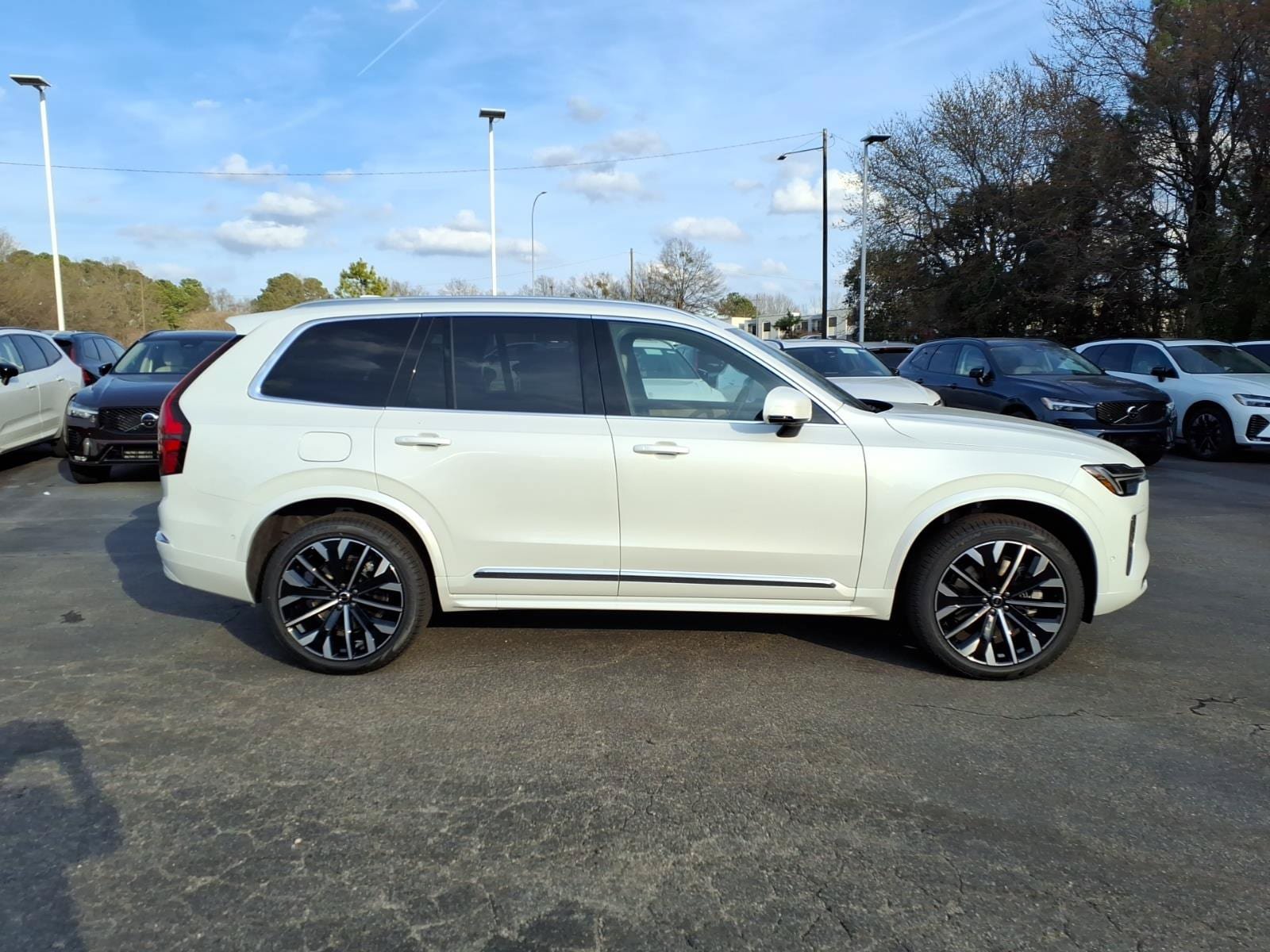 New 2026 Volvo XC90 T8 Plus w/ Protection Package Premier AWD/4WD image 2