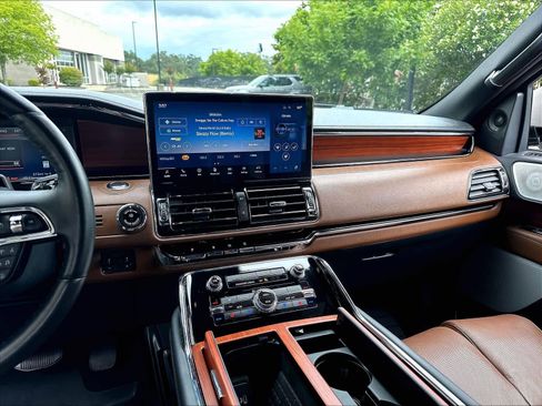 Used 2024 Lincoln Navigator L Reserve AWD/4WD image 9