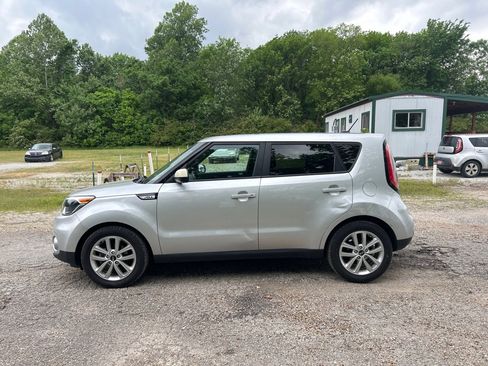Used 2018 Kia Soul + FWD image 4