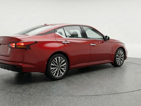 Used 2025 Nissan Altima 2.5 SV FWD image 9