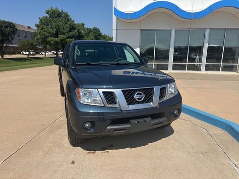 Used 2021 Nissan Frontier SV image 2