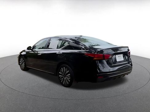 Used 2025 Nissan Altima 2.5 SV FWD image 11