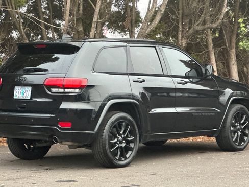 Used 2021 Jeep Grand Cherokee Laredo X image 4