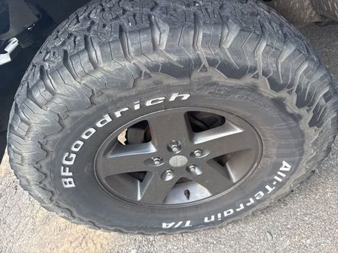 Used 2012 Jeep Wrangler Unlimited Sahara AWD/4WD image 11