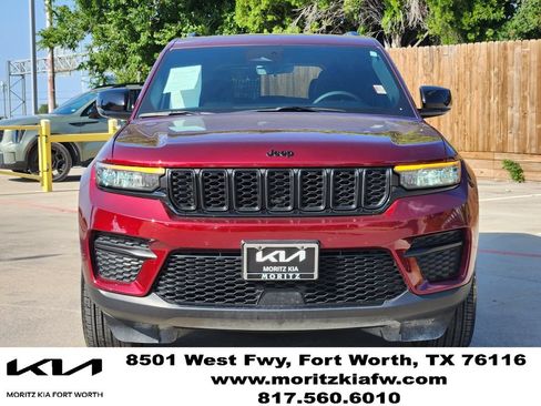 Used 2025 Jeep Grand Cherokee Altitude AWD/4WD image 2