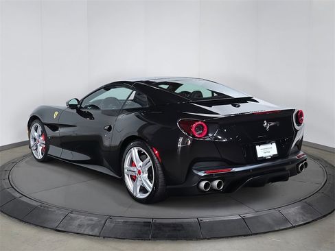 Used 2020 Ferrari Portofino image 3
