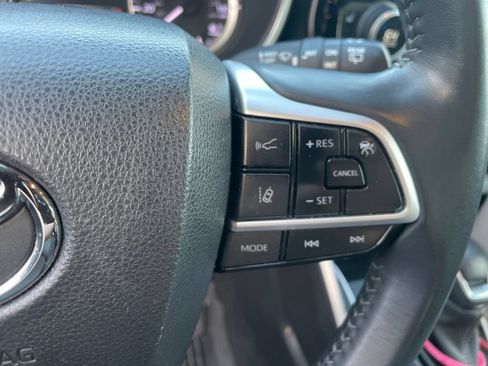 Used 2024 Toyota Highlander XSE FWD image 17
