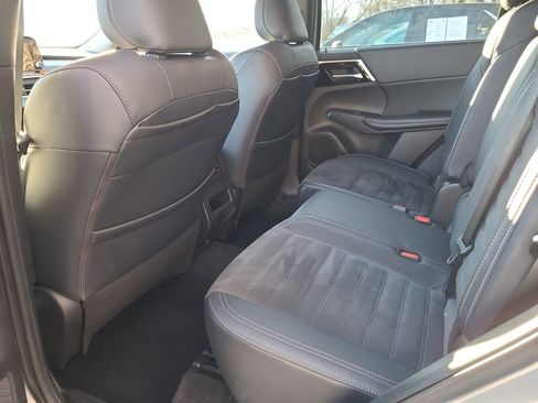 Used 2022 Mitsubishi Outlander SE image 8