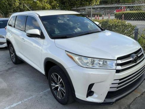 Used 2019 Toyota Highlander LE image 3