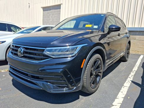 Used 2023 Volkswagen Tiguan SE R-Line AWD/4WD image 3