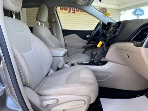 Used 2019 Jeep Cherokee Latitude w/ Cold Weather Group AWD/4WD image 24