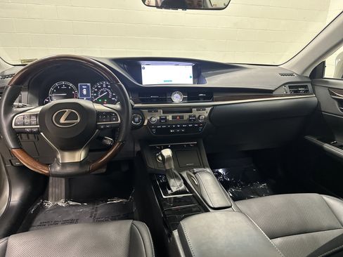 Used 2018 Lexus ES 350 w/ Navigation System Package image 29