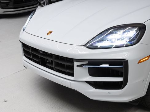 Certified 2026 Porsche Cayenne Coupe AWD/4WD image 32