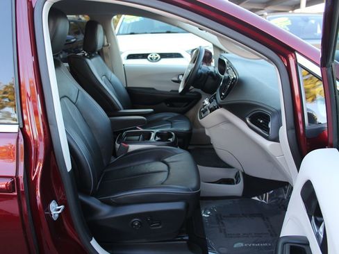 Used 2017 Chrysler Pacifica Platinum image 24