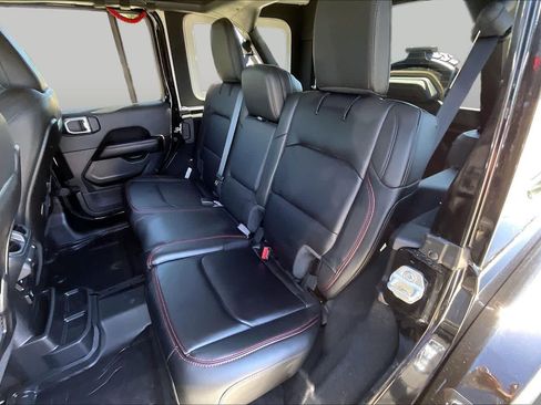 Used 2025 Jeep Wrangler Unlimited Rubicon AWD/4WD image 19