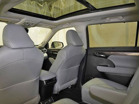 Certified 2024 Toyota Highlander Platinum AWD/4WD image 12