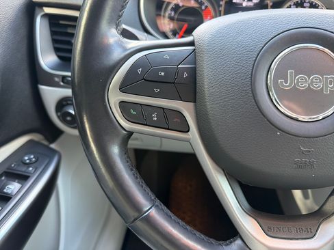 Used 2020 Jeep Cherokee Latitude Plus w/ Cold Weather Group AWD/4WD image 18