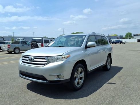 Used 2012 Toyota Highlander Limited w/ Tow Pkg AWD/4WD image 3